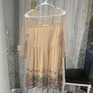 Entro Dress with Floral Embroidery